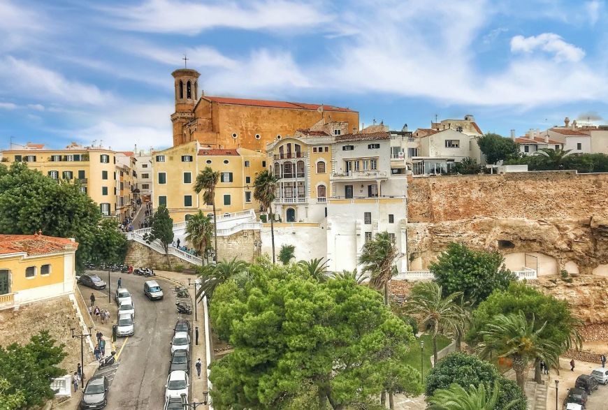 Alojamiento en Menorca: por qué elegir Mahón como base para tu viaje