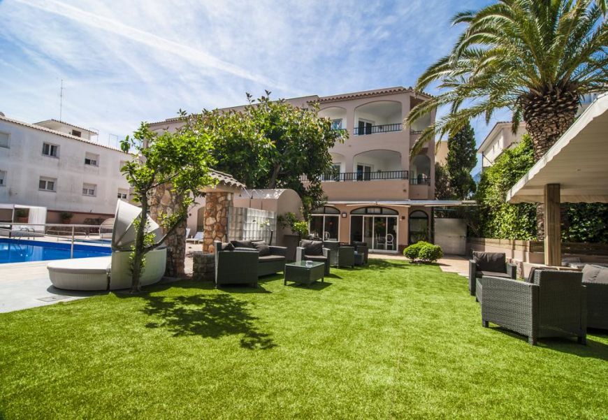 Ventajas de reservar apartamentos con piscina en Mahón frente a un hotel tradicional